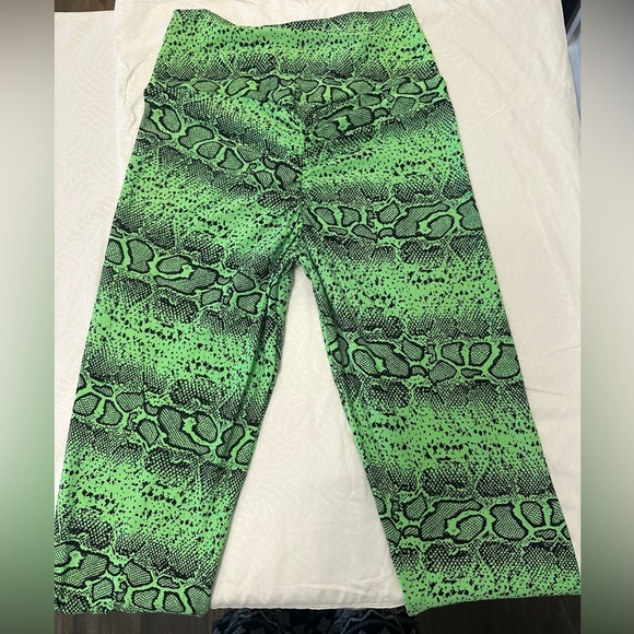 Vibrant Green Snakeskin Leggings - Picture 7 of 8